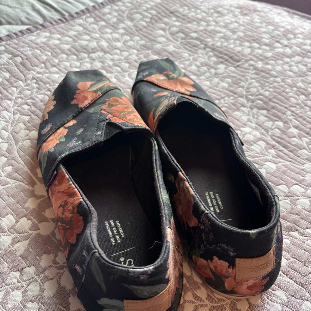 TOMS Black Slip-On Flats with Coral Floral Print